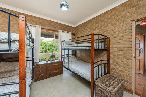 Habitación con 2 literas en una pared de ladrillo. en River Murray Views, en Nildottie