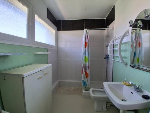 a bathroom with a sink and a shower and a toilet at T3 à Vieux-Boucau-Les-Bains - quartier calme entre commodités et plages - FR-1-239-1134 in Vieux-Boucau-les-Bains