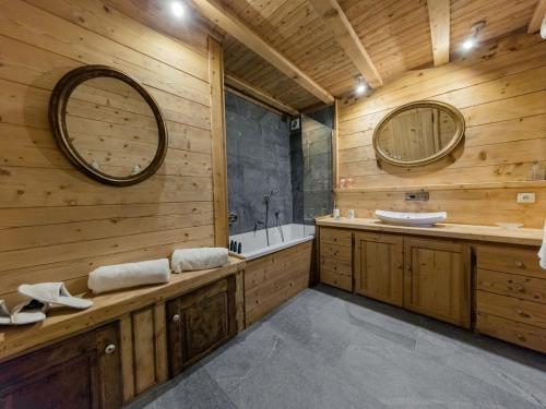 Koupelna v ubytování Chalet cosy avec jacuzzi, billard, wifi et animaux admis pour 8 personnes - FR-1-836-32