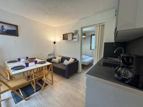 Appartement cosy à Bernex, proche des pistes et sentiers, avec terrasse ensoleillée et wifi. - FR-1-498-22