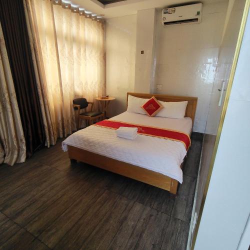 una habitación de hotel con una cama y una mesa en Đồng Nguyễn Hotel, en Tân Ðiền