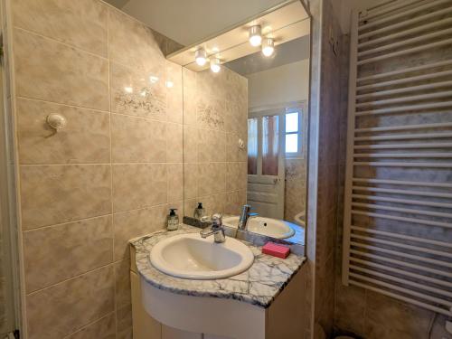 une salle de bain avec un lavabo et un miroir dans l'établissement Moulin de Charme au Cœur du Berry, Proche Étang et Châteaux - FR-1-591-769, à Chabris