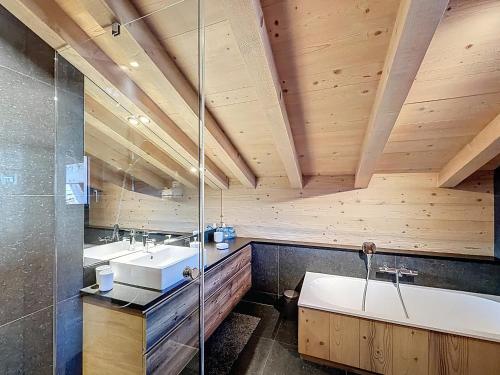 Un baño de Duplex neuf avec terrasse face au Mont Blanc, 3 chambres et mezzanine, à 3 km du centre de Combloux - FR-1-560-65