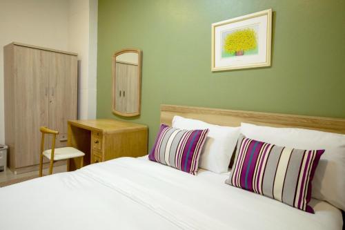 a bedroom with a bed and a table and a mirror at Lazy shot in Ban San Ton Ko (1)