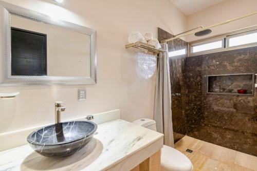 Koupelna v ubytování Habitación 1 Cama King, Tulum Country Home, con Muelle de Pesca, Club de Playa, Alberca, Cenote y Campo de Golf, Contrata Day Pass Bahia Principe