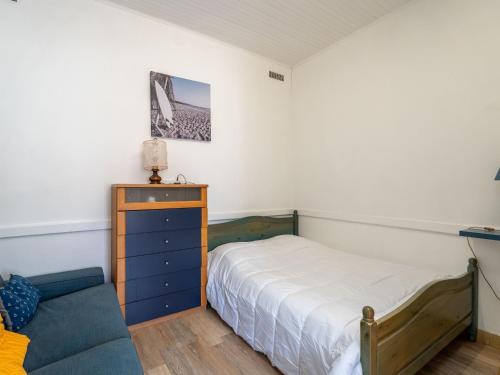 ein kleines Schlafzimmer mit einem Bett und einer Kommode in der Unterkunft Appartement pour 3 à Mimizan Plage, à 50m de l'océan avec terrasse et parking, ménage inclus - FR-1-50-123 in Mimizan