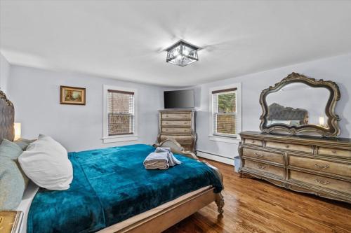 Ένα ή περισσότερα κρεβάτια σε δωμάτιο στο Cozy Farmhouse - Fireplace, Backyard, BBQ, Games - 3 MIN TO CAMELBACK