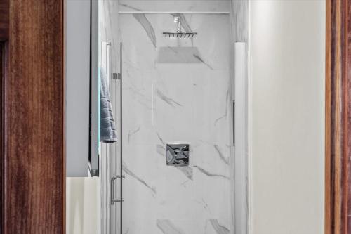 Ένα μπάνιο στο Cozy Farmhouse - Fireplace, Backyard, BBQ, Games - 3 MIN TO CAMELBACK