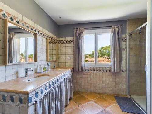 穆里耶Maison Proche Village - Piscine Privée - 3 Chambres - FR-1-599-111的一间带水槽和淋浴的浴室以及窗户。