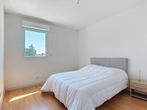 une chambre blanche avec un lit et une fenêtre dans l'établissement Appartement T3 avec Climatisation et Parking à Soustons - FR-1-857-19, à Soustons