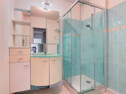 une salle de bain avec une douche en verre et un lavabo dans l'établissement Appartement T3 avec Climatisation et Parking à Soustons - FR-1-857-19, à Soustons