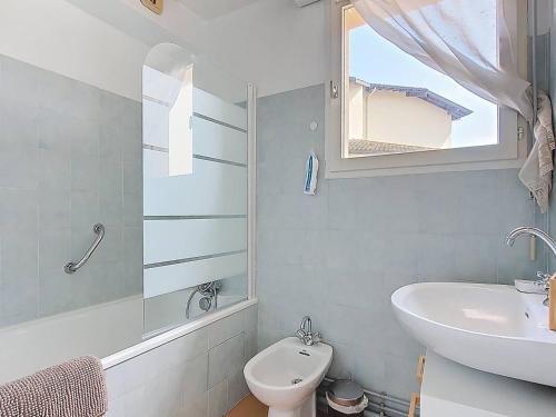 une salle de bain blanche avec un lavabo et des toilettes dans l'établissement Vieux Boucau: Appartement avec balcon pour 4 pers. - FR-1-857-18, à Vieux-Boucau-les-Bains