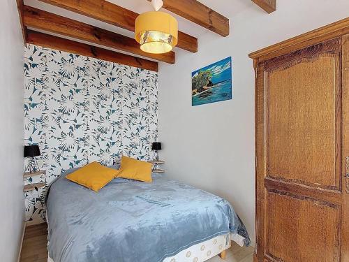 - une chambre dotée d'un lit avec du papier peint bleu et blanc dans l'établissement Vieux Boucau: Appartement avec balcon pour 4 pers. - FR-1-857-18, à Vieux-Boucau-les-Bains