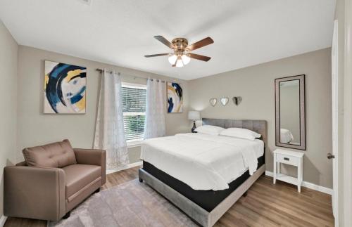 a bedroom with a bed and a ceiling fan at Elegant 4BD Near NRG stadium, Downtown in Houston