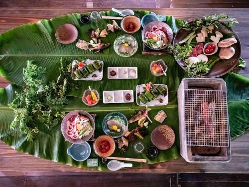 Une bande de nourriture sur une feuille verte dans l'établissement Kasamatsutei - Vacation STAY 73449v, à Shimizu