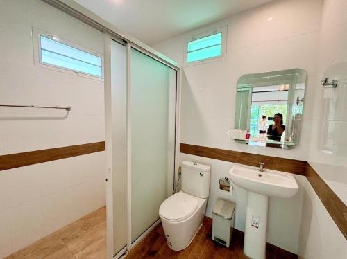 Ένα μπάνιο στο Monmai Resort Huahin