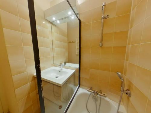 une salle de bain avec douche et lavabo dans l'établissement Appartement calme au centre avec terrasse - 4 personnes - FR-1-834-15, aux Rousses