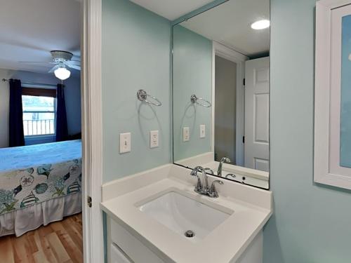 Koupelna v ubytování Fort Screven Villas 102 by Tybee Vacation Rentals