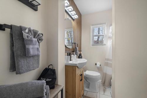 Ένα μπάνιο στο Squirrel Hill Chic Spacious 1BR Parking Gym