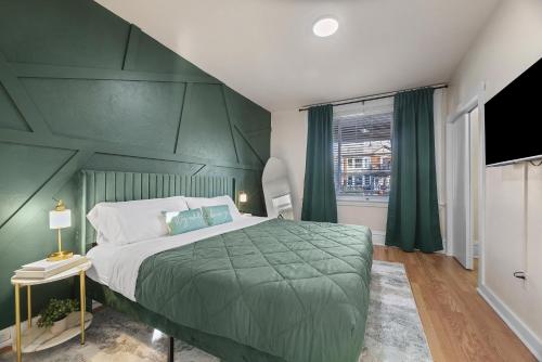 Ένα ή περισσότερα κρεβάτια σε δωμάτιο στο Squirrel Hill Chic Spacious 1BR Parking Gym