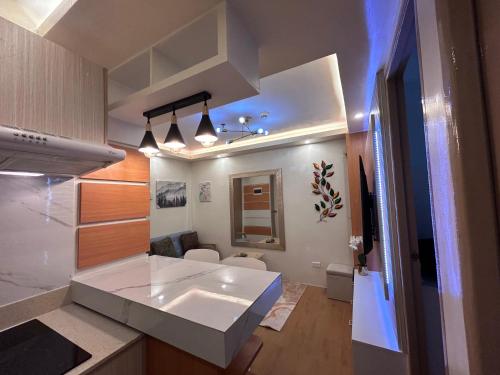 Kuchyň nebo kuchyňský kout v ubytování Cozy Seawind 2BR Near Airport, Pool, Wifi, Netflix