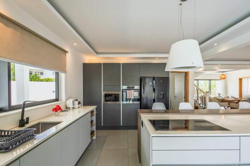 Η κουζίνα ή μικρή κουζίνα στο Villa Kaly - West Coast Paradise