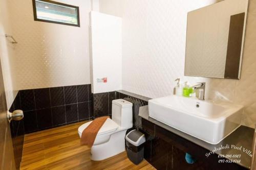 une salle de bain avec des toilettes blanches et un lavabo dans l'établissement Arterra Haven Aonang Krabi, à Ban Chong Phli