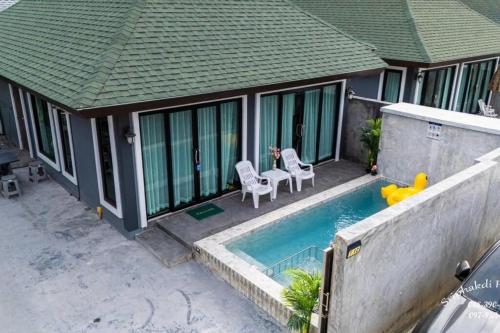 une vue aérienne d'une maison avec piscine dans l'établissement Arterra Haven Aonang Krabi, à Ban Chong Phli