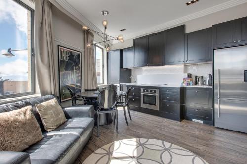 a living room with a couch and a kitchen at Perfect Located 2-Bed Blue Mountains Getaway in Katoomba