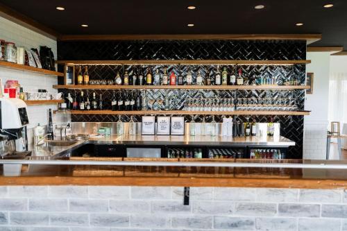 eine Bar mit vielen Flaschen Wein in der Unterkunft Rileysview in Kilcoy