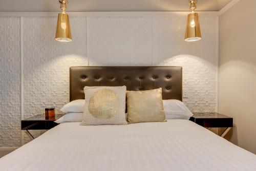 a bedroom with a large white bed with two lights at Family Retreat In Top Blue Mountains Location in Katoomba