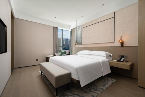 Una cama o camas en una habitación de Ramada Plaza By Wyndham Wuhan Hanyang