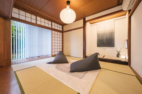 Zimmer mit zwei Meditationsmatten auf dem Boden in der Unterkunft Jomo Stay Takasaki 2 -the Garden- in Takasaki