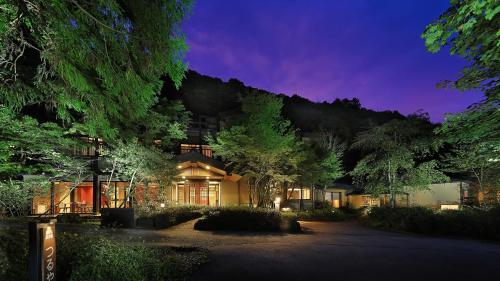 a large house is lit up at night at 鹿覗きの湯つるや in Nakanojo