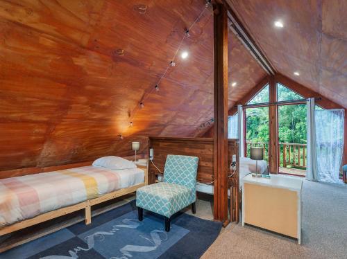 Postel nebo postele na pokoji v ubytování The Oak House - Driving Creek Retreat Coromandel