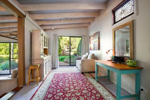 Posezení v ubytování Little Haven Leura Cottage with Spa Bath and BBQ