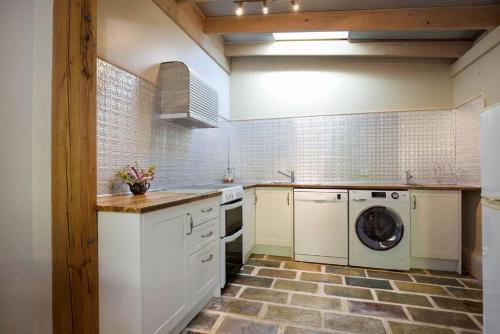 Kuchyň nebo kuchyňský kout v ubytování Little Haven Leura Cottage with Spa Bath and BBQ