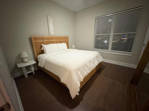 ein Schlafzimmer mit großem Bett und Fenster in der Unterkunft The Nash Luxe, Pool, Gym, Nightlife! in Nashville