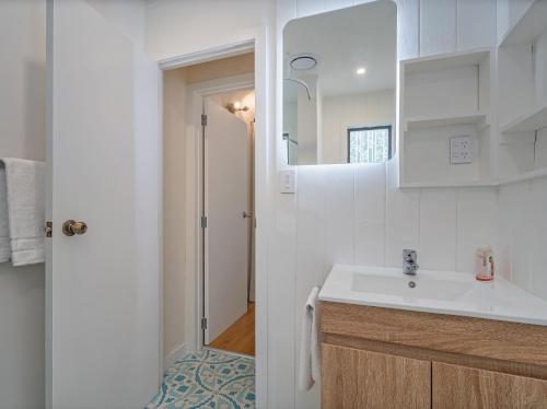 Koupelna v ubytování Stream-side Cottage - Driving Creek Coromandel