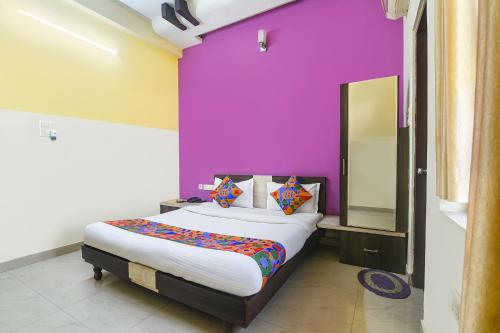 Una cama o camas en una habitación de FabHotel Highway Pride