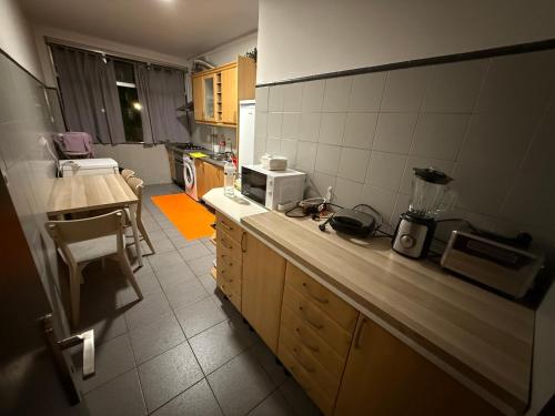 a kitchen with a counter top with a microwave at Entroncamento & Fátima in Entroncamento