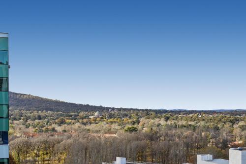 Gallery image of Central 2-Bed with Gym, BBQ & Stunning Views in Canberra