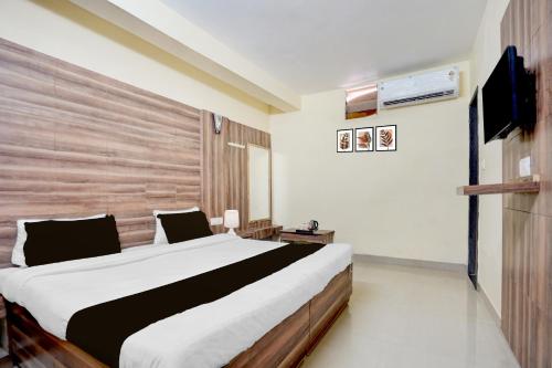 Ένα ή περισσότερα κρεβάτια σε δωμάτιο στο Hotel O Delwara Jain Temple Formerly Padmavati