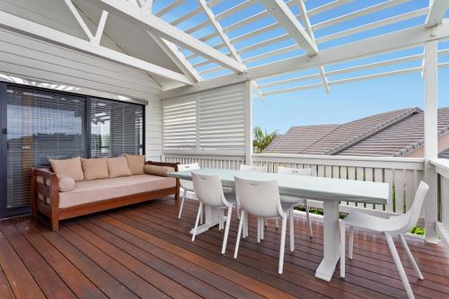 Rõdu või terrass majutusasutuses Beachfront 3-Bed with Private Pool & Fireplace