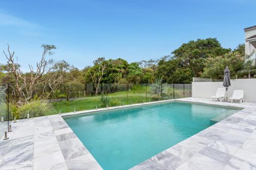 Bassein majutusasutuses Beachfront 3-Bed with Private Pool & Fireplace või selle lähedal