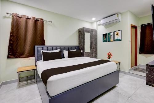 a bedroom with a large bed in a room at Hotel O Krishna Riverview Vijayawada Formerly Sikara in Krishna Canal