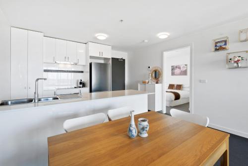 Kuchyň nebo kuchyňský kout v ubytování Executive and Spacious Apartment with Balcony