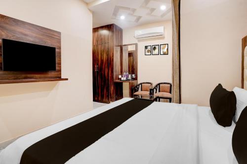 Postel nebo postele na pokoji v ubytování Townhouse Oak Dehradun Court Formerly GK Residency