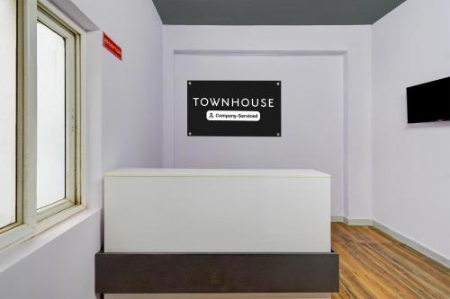 Μια τηλεόραση ή/και κέντρο ψυχαγωγίας στο Townhouse Oak Nagaram Lake Hyderabad