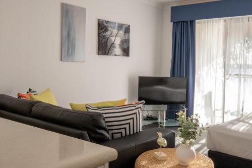 Χώρος καθιστικού στο Seafront Getaway Studio, Great Location with Pool